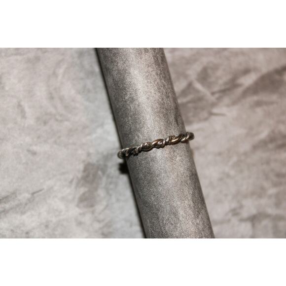 Dainty Minimalist Vintage c1980 Silver-Tone Twisted & Braided Ring SZ 7 - Picture 5 of 6